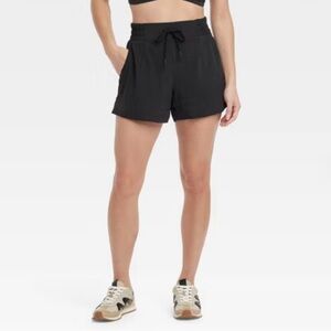 Women's Woven Mid-Rise Shorts 4" - All In Motion Size S